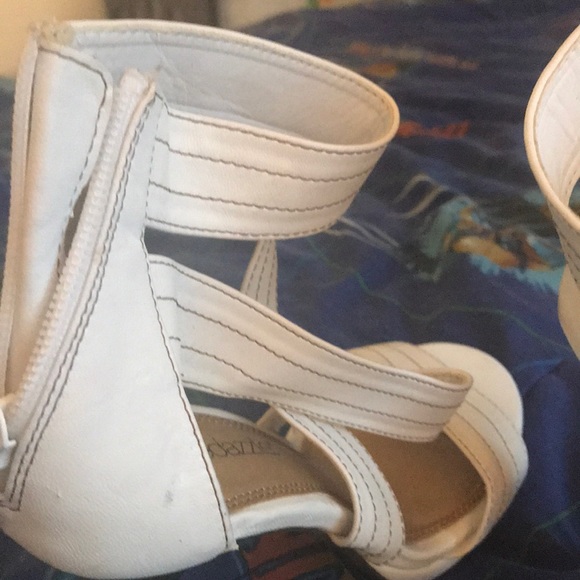 White sandals - Picture 2 of 4